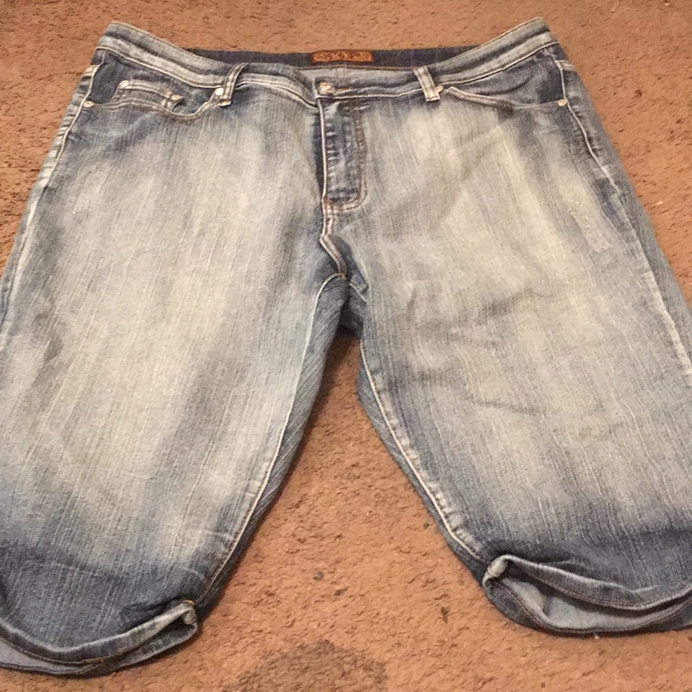 Light wash Capris